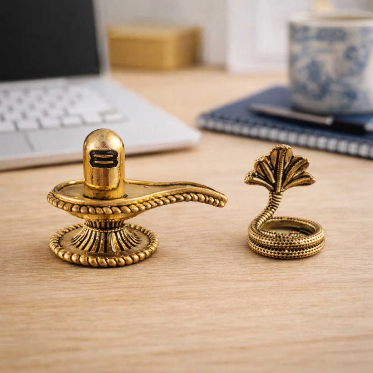 Estátua Shiva Lingam em Metal Dourado