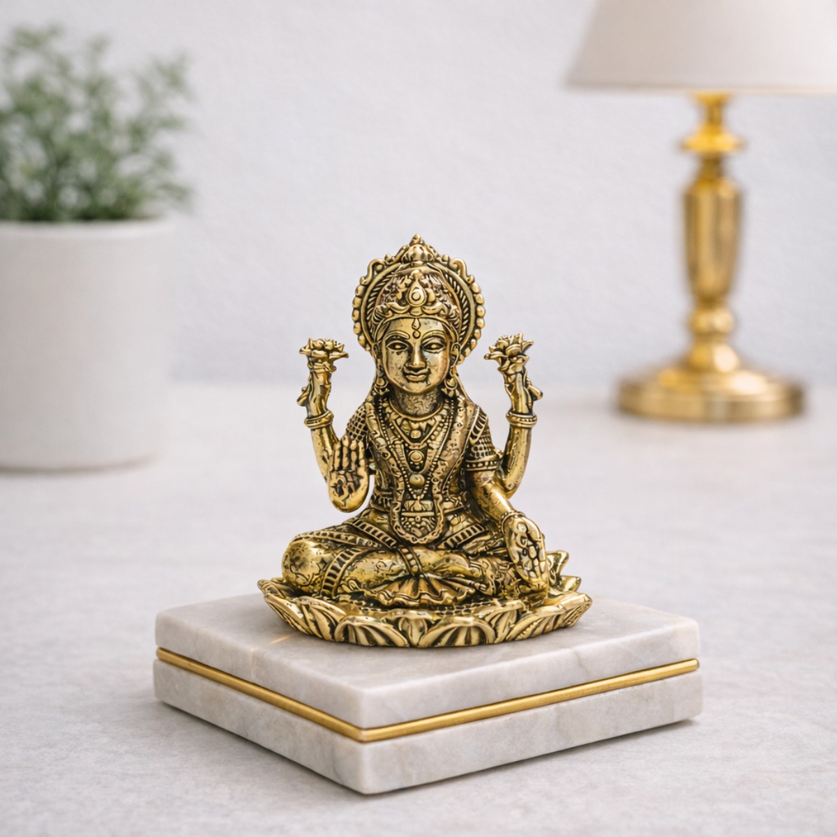 Estátua Lakshmi Flor de Lótus em Metal Dourado Modelo 4