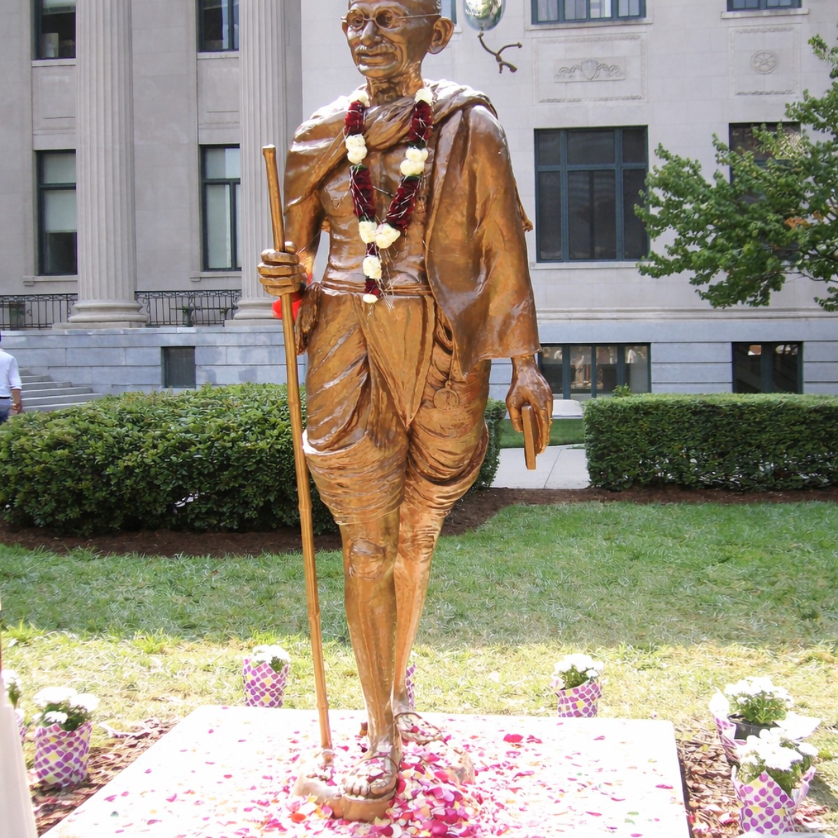 Esculturas personalizadas em bronze: estátua de Mahatma Gandhi num jardim