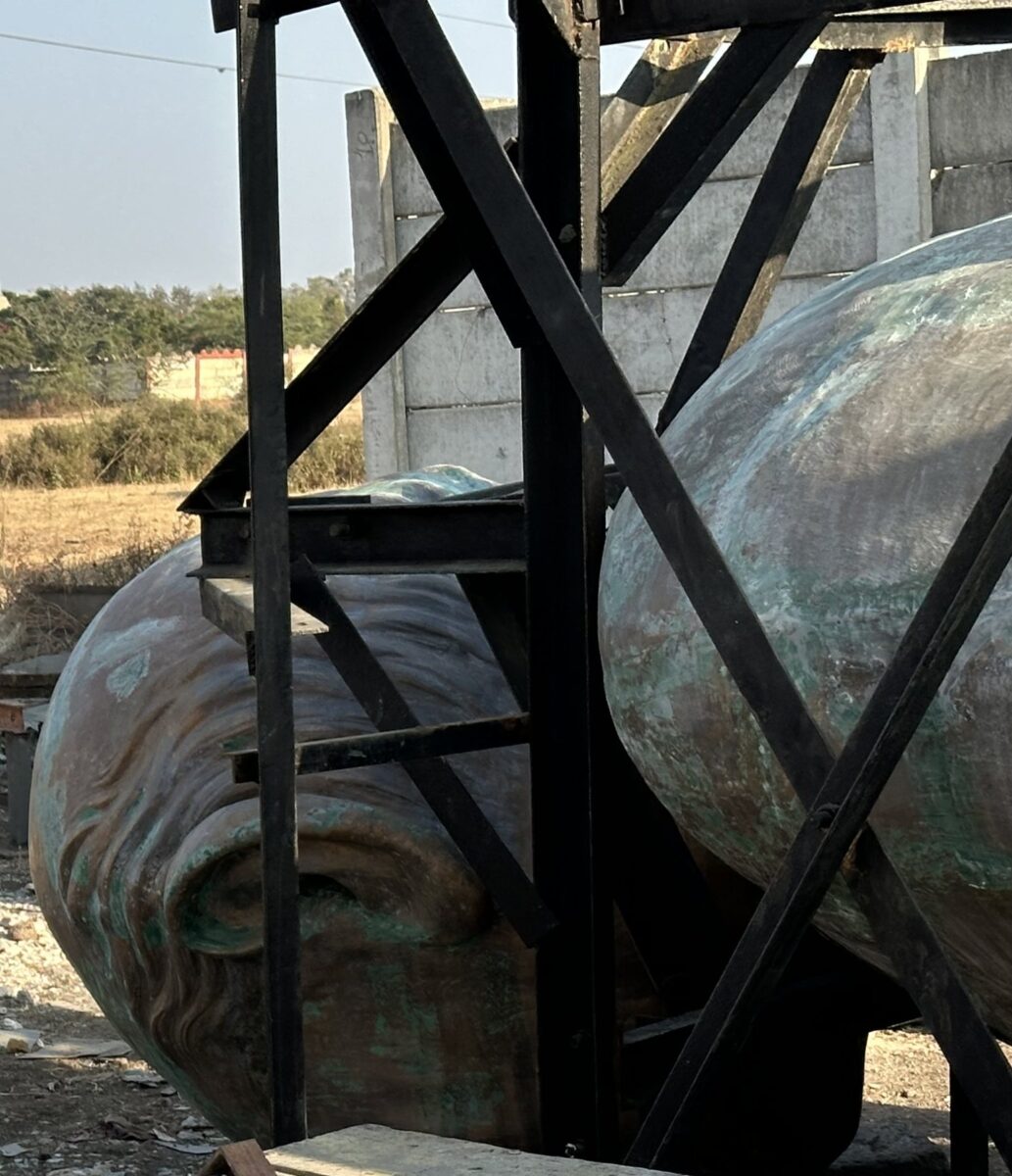 Secções de uma escultura em bronze antes da montagem