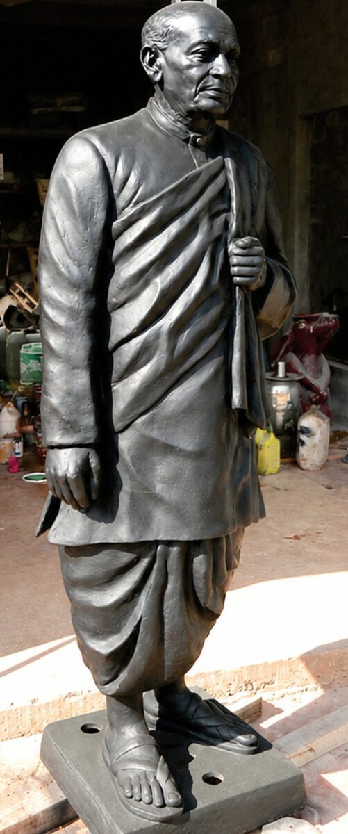 Estátua em bronze com acabamento escuro